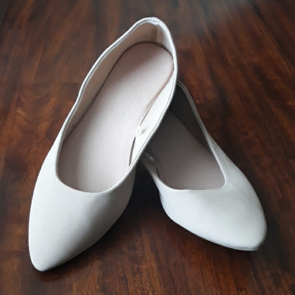 (3/$25) Charlotte Russe- Cream point toe flats